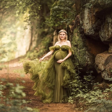 Nature creates perfect frame for a maternity shooting.