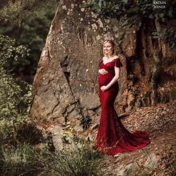 Nature creates perfect frame for a maternity shooting.