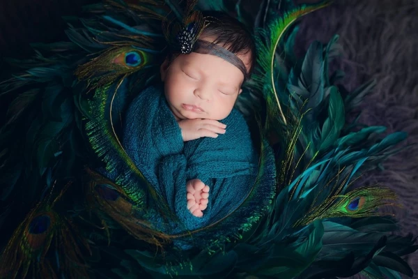 As soon as Beautiful Madalynn arrived in the studio I knew I wanted to use this beautiful peacock feather wreath. She was just so tiny and perfect and these colors were beautiful with her skin tone.