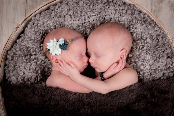 <br />
Lili and Louis came unexpectedly five weeks earlier than expected. Now they have been at home with mom and dad . The photo shoot they did very well.