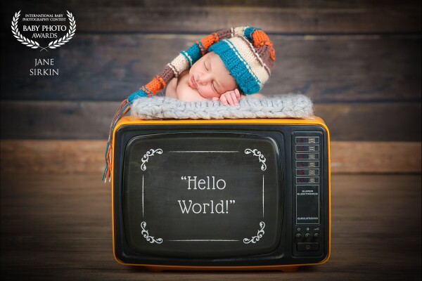 We really wanted to do something different for baby Or. His parents saw this vintage TV at the studio which i've never used before for a newborn session but they liked it so much & I thought it could be really cool & i like to improvise, so glad I did :)