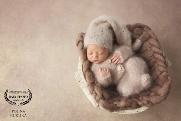 Baby William was 9 days old at his newborn session. He slept like a dream almost the whole time and didn't mind this cozy setup at all! 
