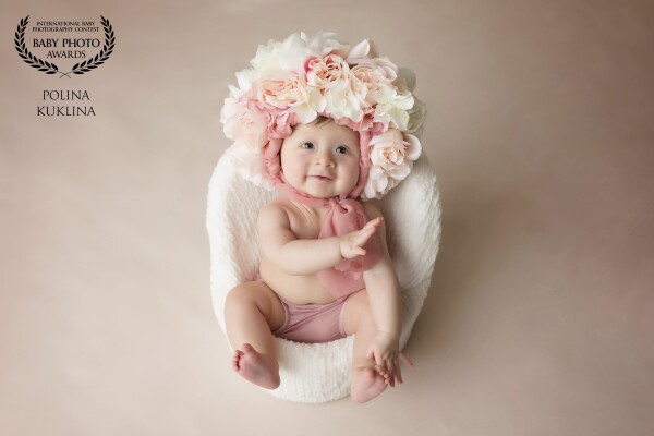 Baby Ashlyn was 6 months old at her milestone session. She came to the studio with her mom and dad and  was an absolute pleasure to work with!