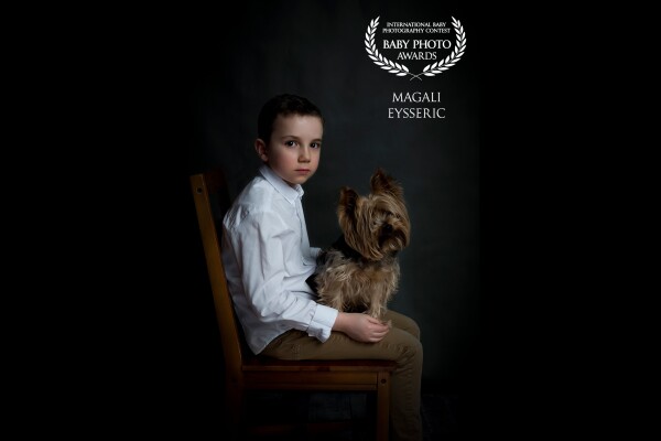 Here is Alexis and Cachou Alexis' mother is model and came to do a shooting mother and son in the style FINE ART. I made this picture in a natural moment of Alexis with my dog, the mascot of the studio, I love everything about this photo and you?