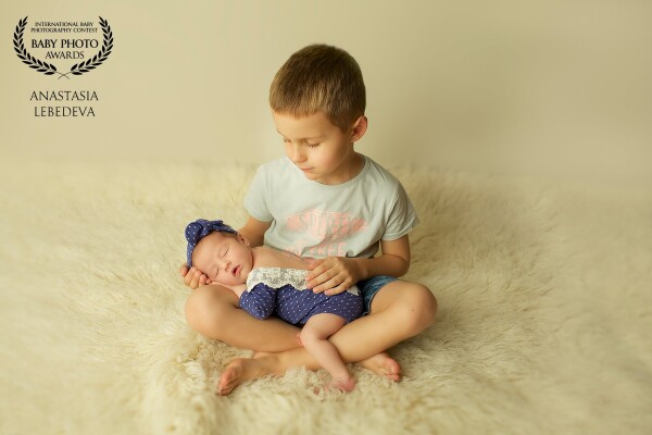 In this photo, my six-year-old son is holding his newborn sister Juliana in her arms. These are the most touching things in my life, like moms and a newborn photographer. This is the truth and love!