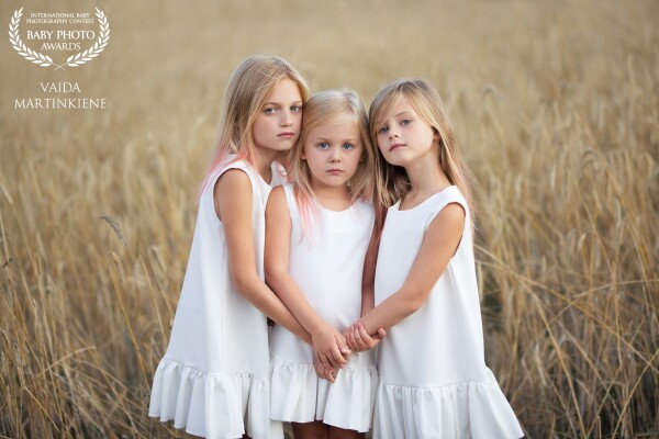 Three as one. These three sisters completely filled my heart. So cute, so heartfelt and so loving each other.<br />
This photo session was one of the best this summer. Three angels in fields of gold :)