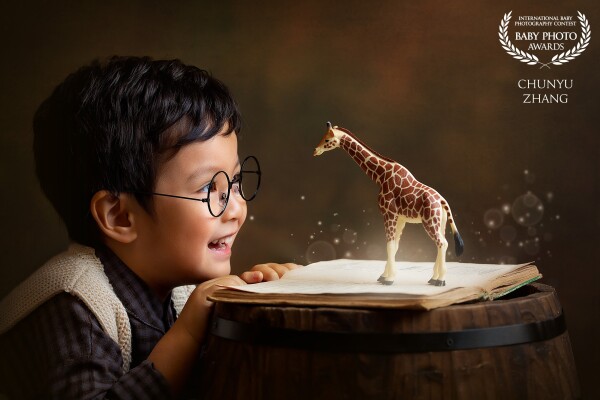 Open your book and find a little giraffe! It’s so amazing and the little one is fascinated by this terrific scene. Join him and enjoy this pic!