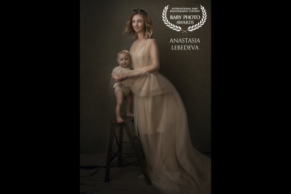 In this photo, Anastasia's mother and her nine-month-old daughter. I really wanted to capture the connection between mom and her child, it's very valuable. Children grow up very quickly, let's leave the memory of this in beautiful pictures.
