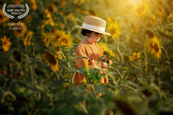 One day, I went to a place full of sunflowers far away with my daughter. Beautiful as the sunflowers are, my little girl is even more gorgeous standing by the sunflowers. We had a really good time there.