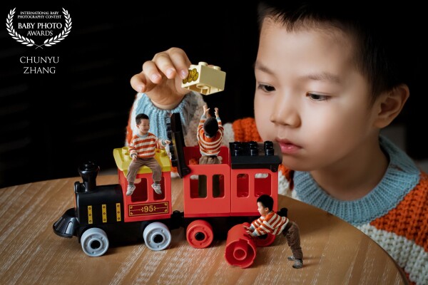 The little train is coming! The little train designer is working hard on the construction of the train. He builds blocks and pushes tires, as if his dream is to be realized by himself!