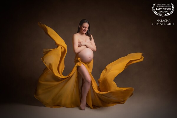 Séance future maman en Studio professionnel près de Paris<br />
Voilage jaune pour sublimer cette jolie maman réalisant cette séance pour son deuxième bébé