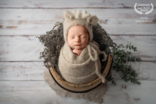 Soft and warm color tones and a beautiful little boy, that’s all you need to create a beautiful newborn portrait. So happy with this image.