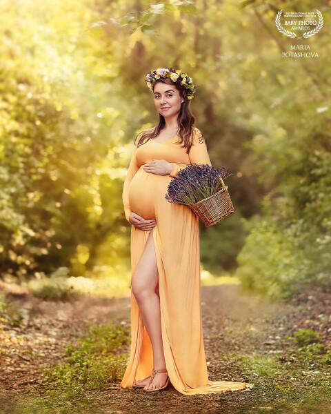 Life is always a rich and steady time when you are waiting for something to happen or to hatch.<br />
The Maternity photo session is the one of the most popular and unforgettable experiences. Carrying and expecting a baby is a miracle that needs to be recorded.