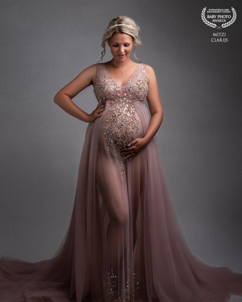 This dress is a real beauty to show of your pregnant belly, I just love how it compliments all those beautiful mom to be's who come to my studio.