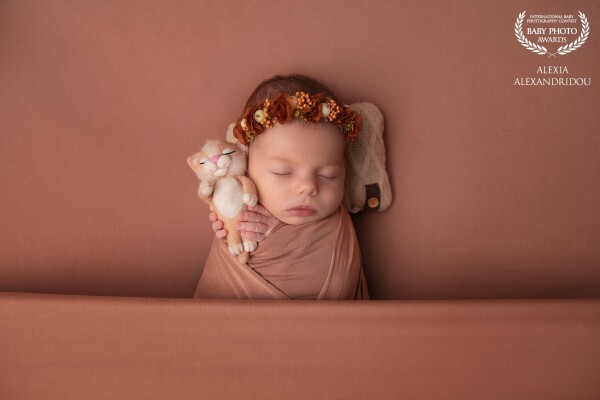 The session with this beautiful newborn baby was a special gift from her uncle and this set up was the last that I created. The baby had the most calm and relaxed face and I wanted to capture it with simplicity ????