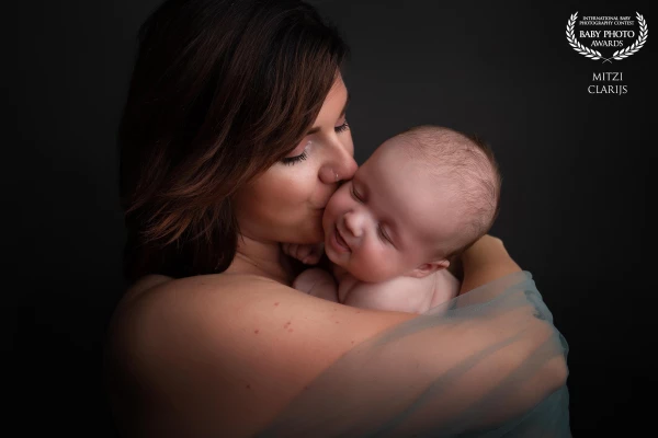 So amazing to shoot mom with her baby after her maternityshoot as well. Isn't this a picture every mom would like?<br />
To cherish forever.