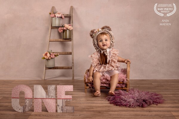 This little girl come for her first Birthday shoot together with her pregnant mom.<br />
It was so beautiful to see both shining during the shoot. The connection with the camera was superbe.