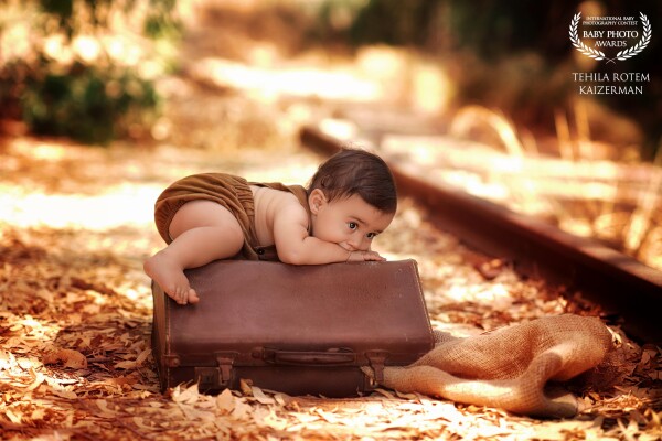 is this boy cute or what? i love his poze in this photo
