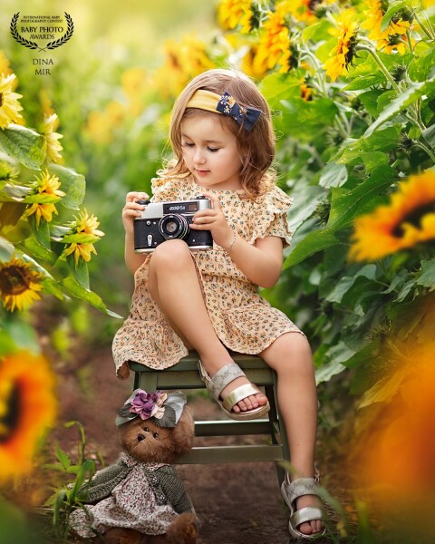 I took this photo of little Olivia this year. on a sunflower farm. I bought an old camera in another country, and I bought a teddy bear in Village des Valeurs. I really like to use old things that have their own history.