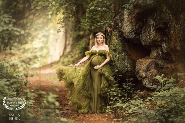 Nature creates perfect frame for a maternity shooting.