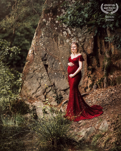 Nature creates perfect frame for a maternity shooting.