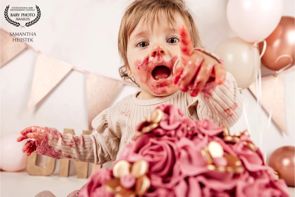 Bij een cakesmash fotoshoot krijgt je kleintje de vrijheid om te ontdekken, spelen en vooral vies te...