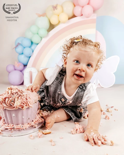 Een leuk momentje tijdens een cakesmash fotoshoot!