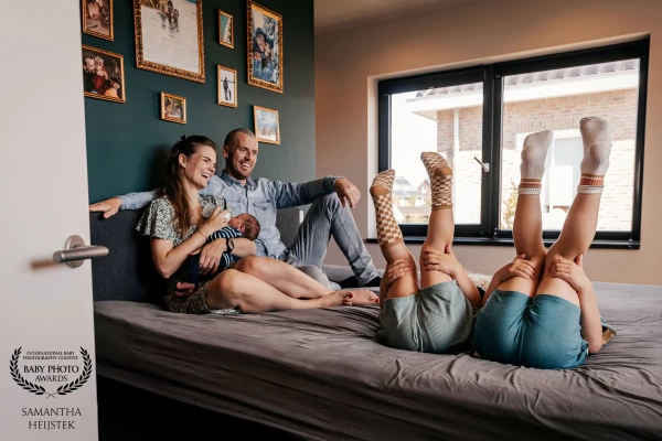 Een leuk moment tijdens de newbornshoot van Joppe.