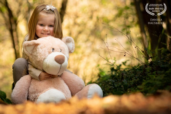 Between Trees and Dreams
With sparkling eyes and a tight hug – Lena, 5 years old, sits in the middl...
