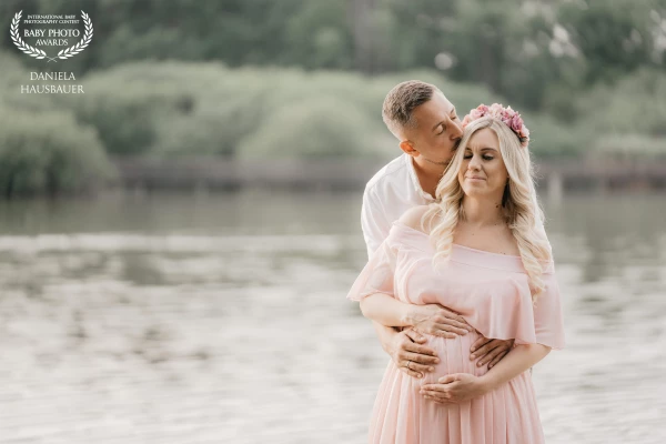 Beautiful Maternity shoot at the pond.