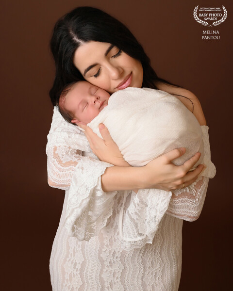 In her arms, the world becomes quiet.🤎