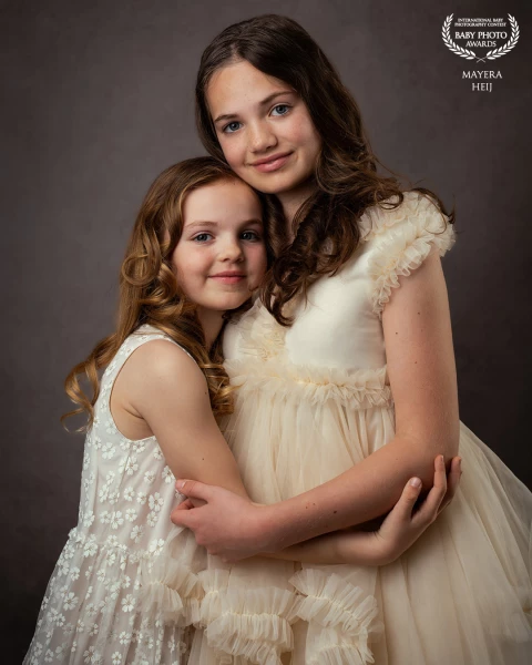 Two pretty sisters, just love!  I made the photo in my studio.