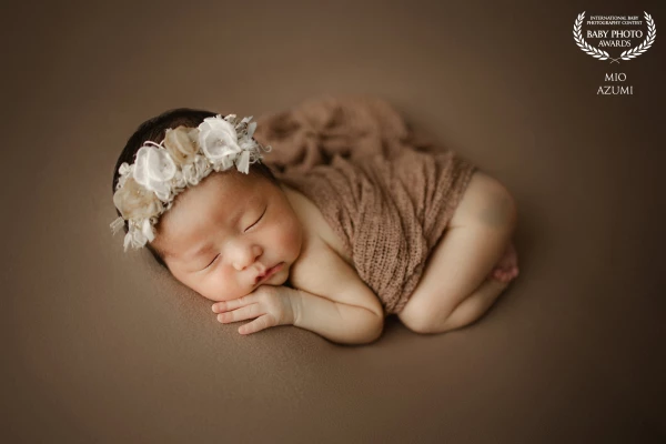 Using brown as the main color, I wanted to deliver the sweetness of the baby like a piece of chocola...