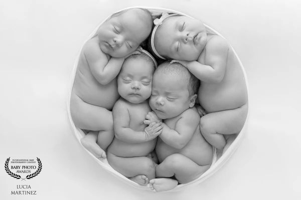 Cuatro latidos, cuatro historias, un mismo amor. Ser testigo de la llegada de cuatrillizos es captur...