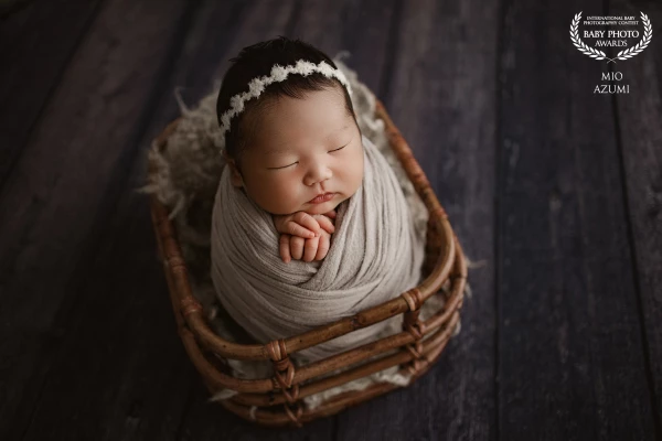 A timeless rustic setting created to perfectly highlight the newborn’s peaceful innocence.