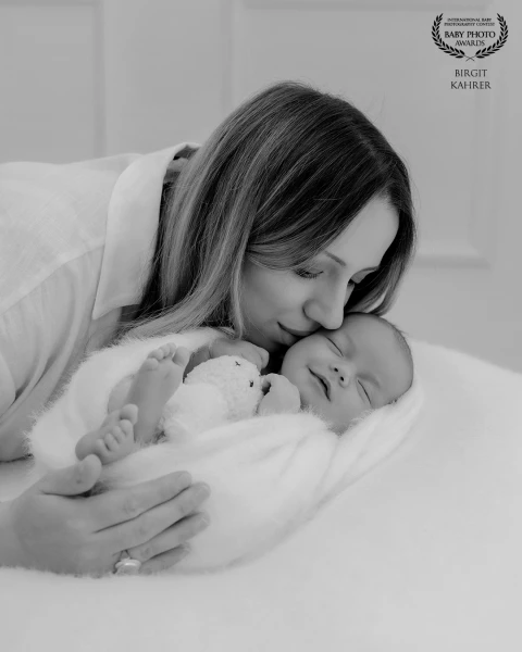 Little moments, big love. 🩷#momanddaughter