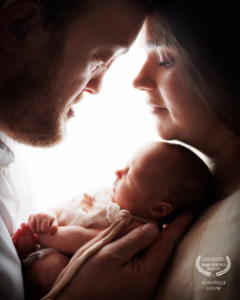 This photo shows the elegance and intimacy of parenthood.