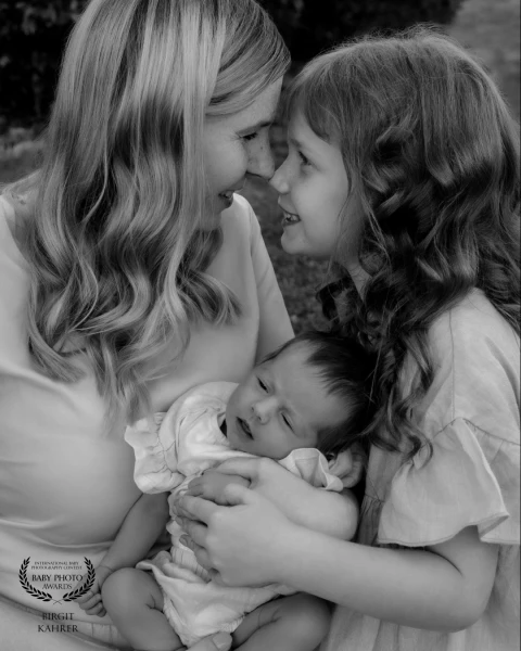 Ein Moment voller Geborgenheit, Nähe und Glück – ein Augenblick, der zeigt, dass Familie das schönst...