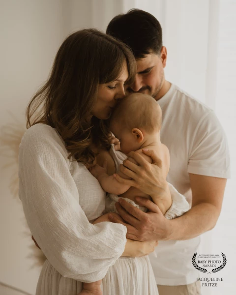 This photograph represents everything I believe family photography should be.
No props. No distracti...