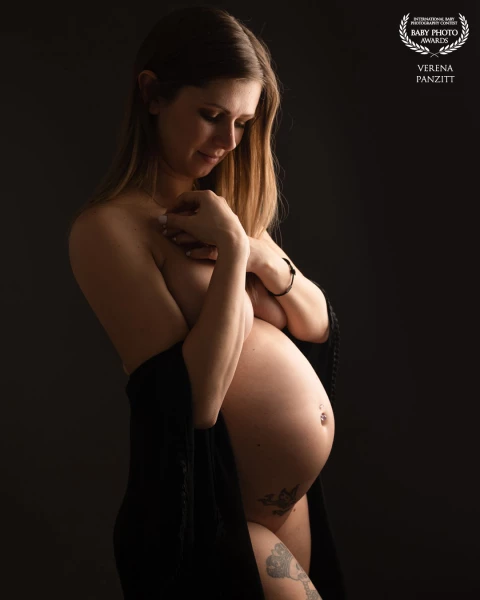 In this photo you can see the sense of serenity the mother-to-be feels, her face full of calmness and contentment. The use of lighting has also helped to make the overall composition look exquisite.