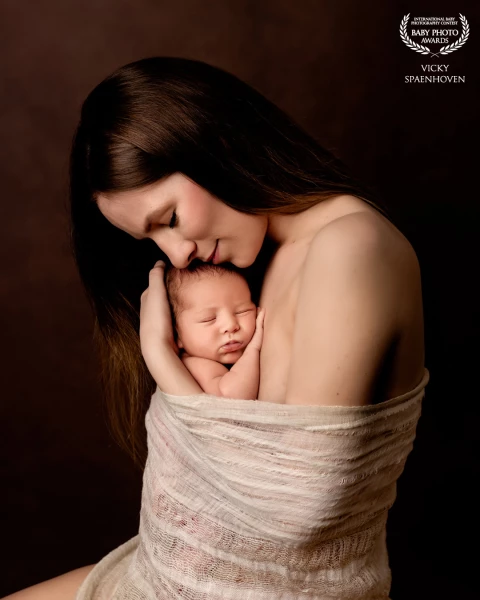 Beautiful mom Hanne with her lovely babyboy Casper. Such a pure portrait. It’s all about light and emotion. An image to cherish forever.