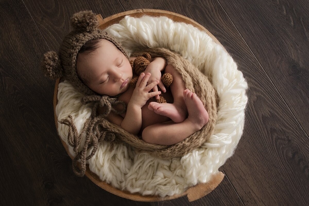Matias came to my studio for his Newborn photo shoot with his mom and grandmother. He was so peaceful and sleepy! His mom calls him Teddy Bear, that's why I tried to give her this special picture of his newborn son.