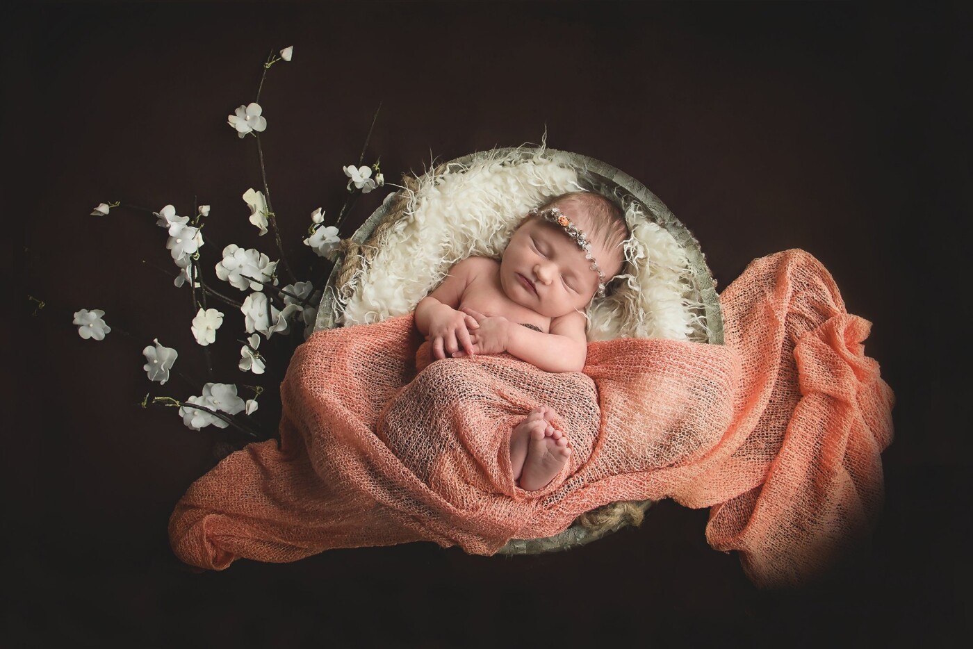Noá - 6 days - she was sleeping the whole session, waiting for her 2 big brothers to come home.