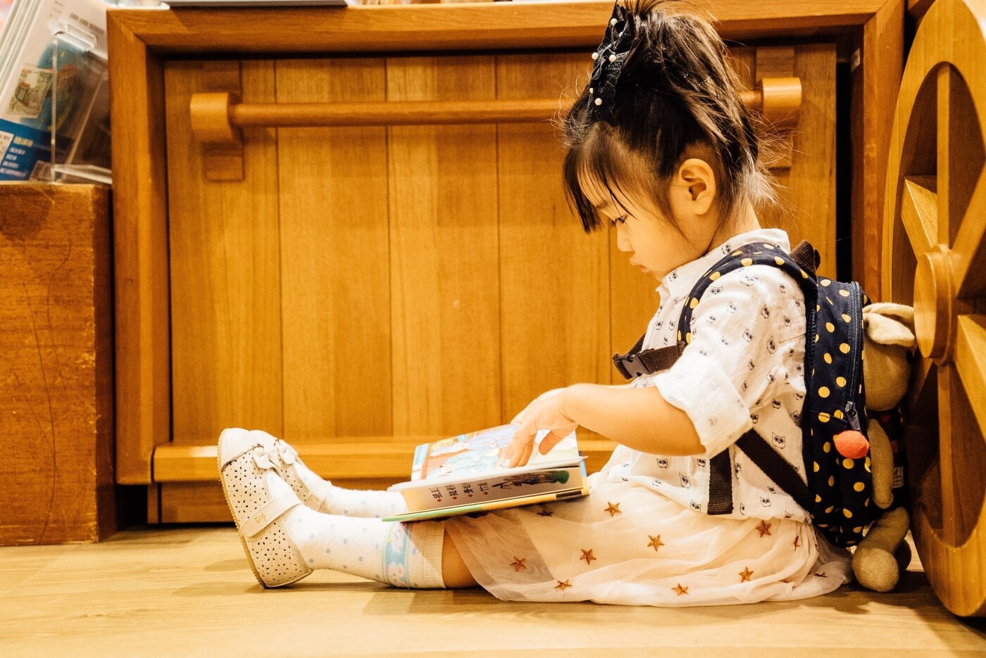 Knowledge is power！What could be more significant than a child concentrates on reading.