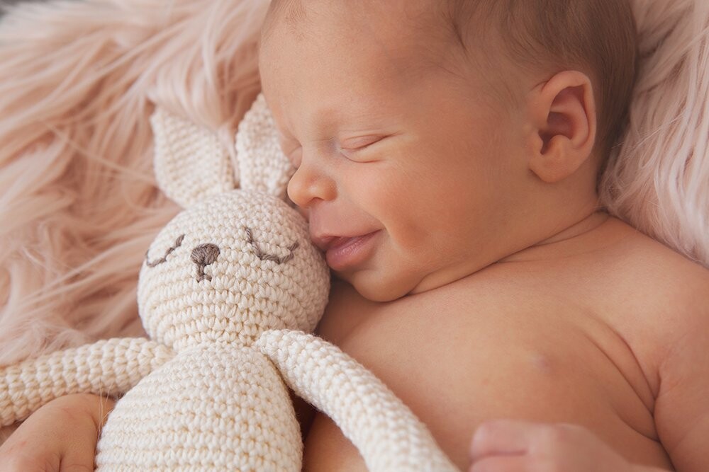 Pol came to my studio with little more than a week, with their daddies I had made the pregnancy session. I think the baby recognized the place and the tranquility of their daddies and he was giving us smiles during all the session, I die of love!