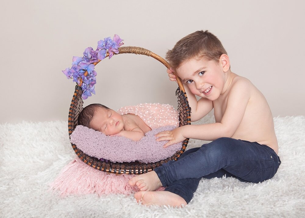 I met this beautiful family since her first pregnancy and when I called the mom telling me that they were expecting a child I was very happy. It was a very pleasant meeting, and the older brother was mad with her Princess Gala. I had just arranged the terrace to greet the spring and we take flowers to get this so sweet image.