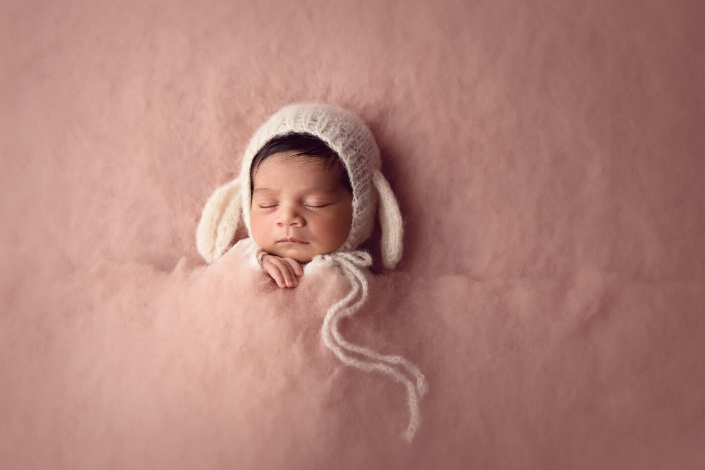 Meet 9 day old miss Emma. When Emma came for her newborn session, she wasn’t too keen on any of this posed naked baby business and much preferred to be wrapped up nice and snug. So wrap we did. She’s such a cute wittle lamb :)