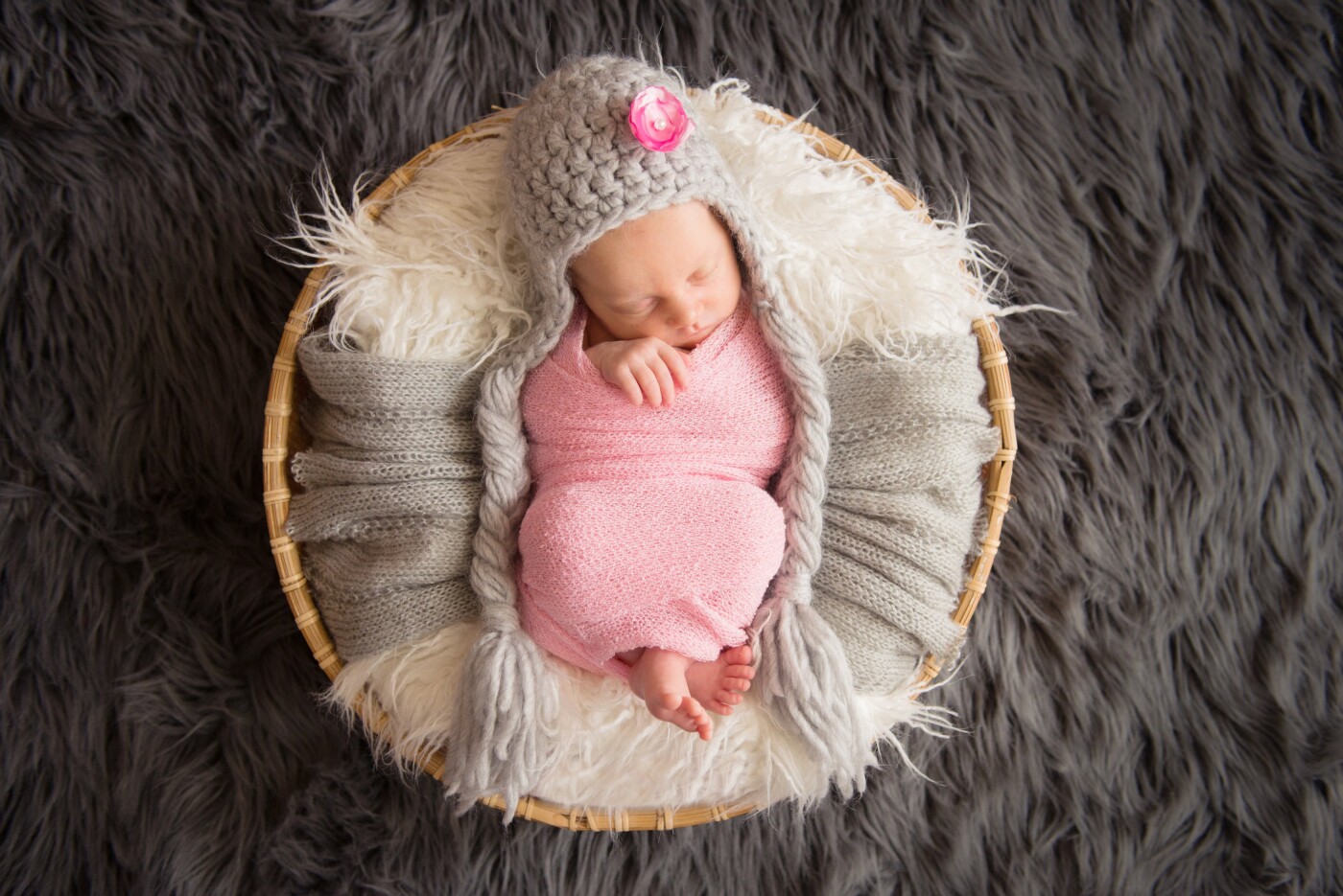 Meet newborn Kate Scarlett<br />
This beautiful girl was Born earlier and was so small.<br />
The shoot went great.<br />
Kate slept trough the whole photoshoot.<br />
This little girl stole my heart!