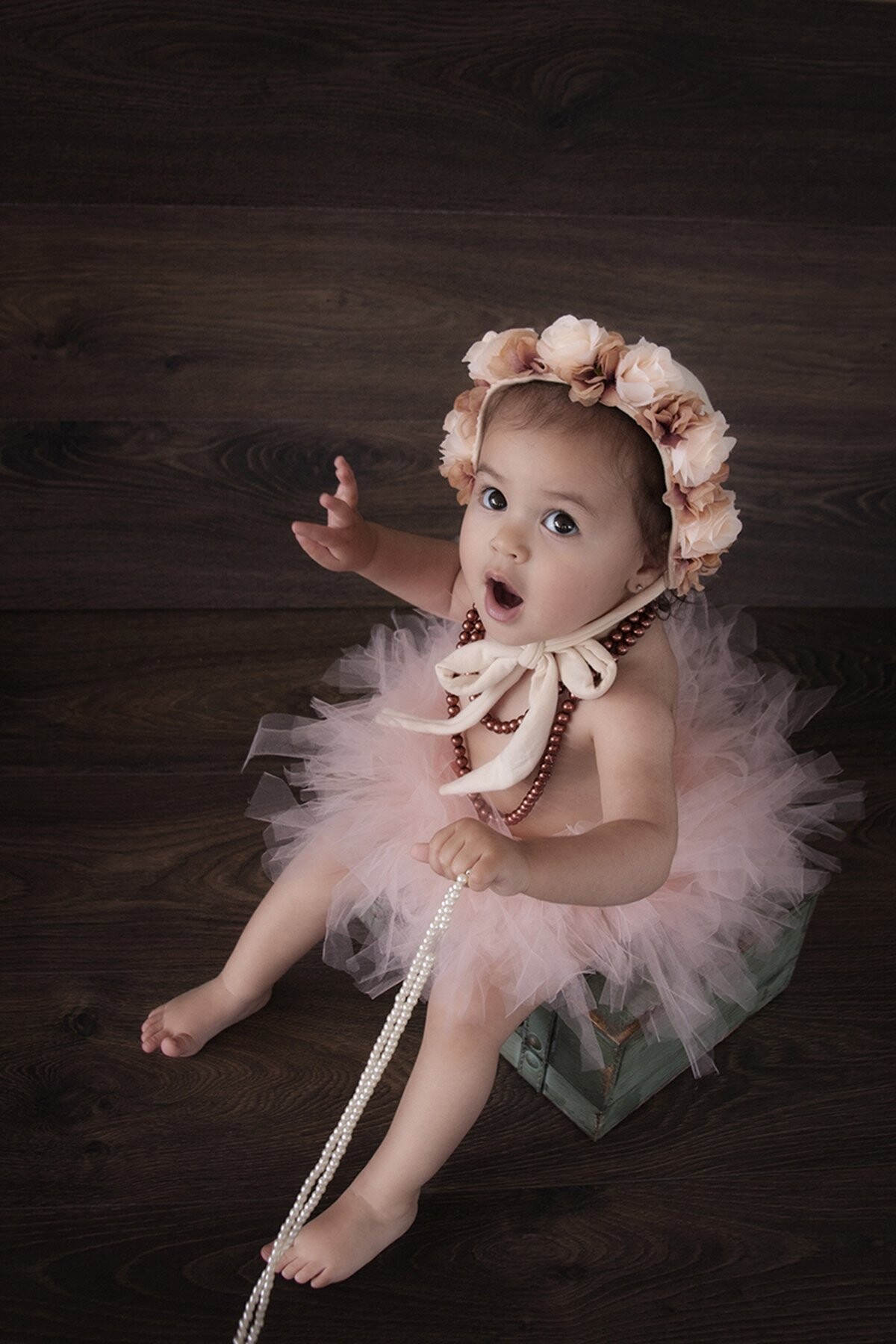 Baby Olivia came to my studio for her Cake Smash photoshoot. Charming little girl, she smiled at my camera all the time. Her parents are two of the finest jewelry artists of the country, and they were looking for a simple and beautiful session. We all are very happy with the results.