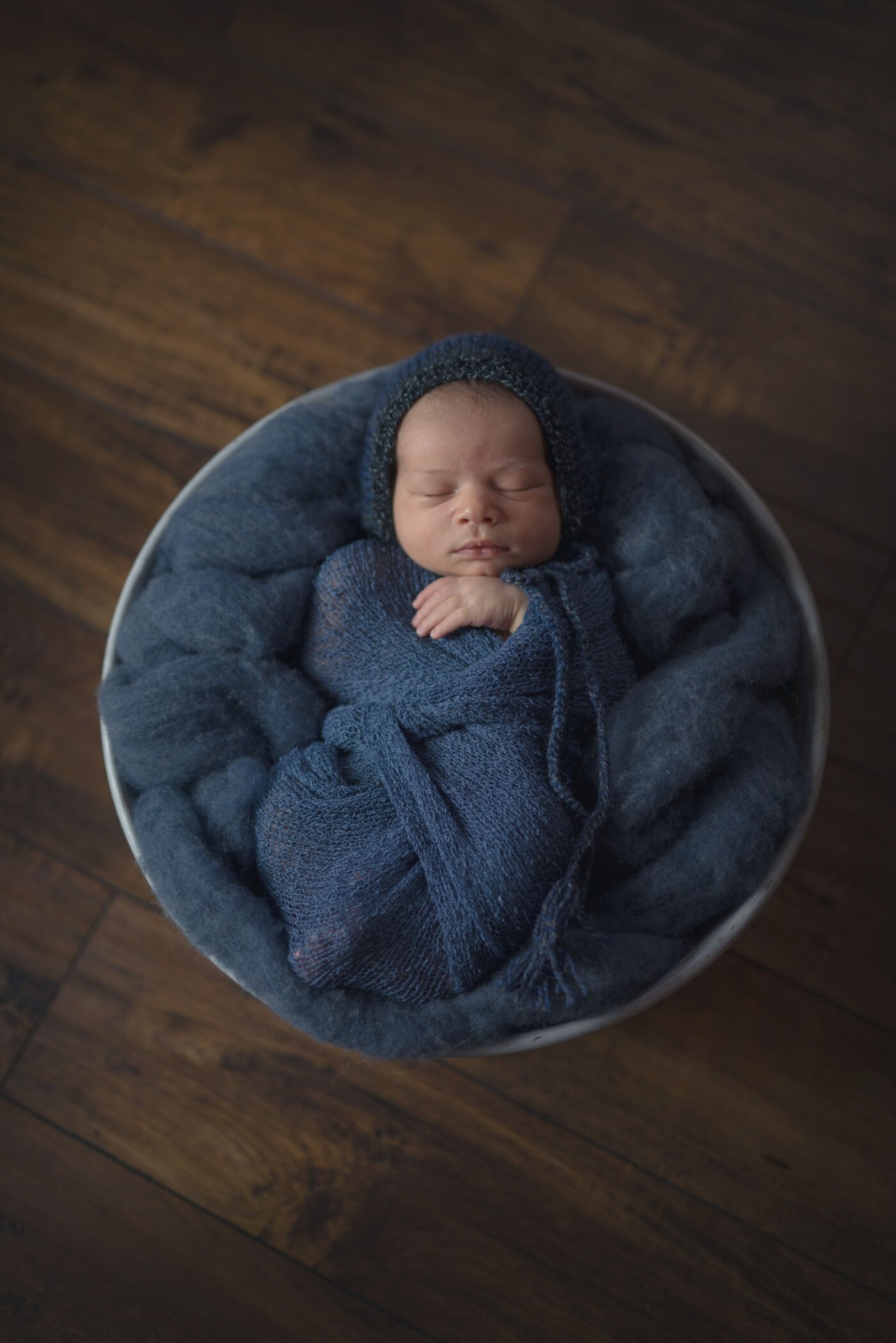 this little man is one of the first visitors to my new home studio, he was just the sweetest little baby ever. I have been dreaming about a home studio for years and now I finally am able to do the type of newborn photography I dream about. It's the best feeling in the world to follow your dreams and they start to be realized.